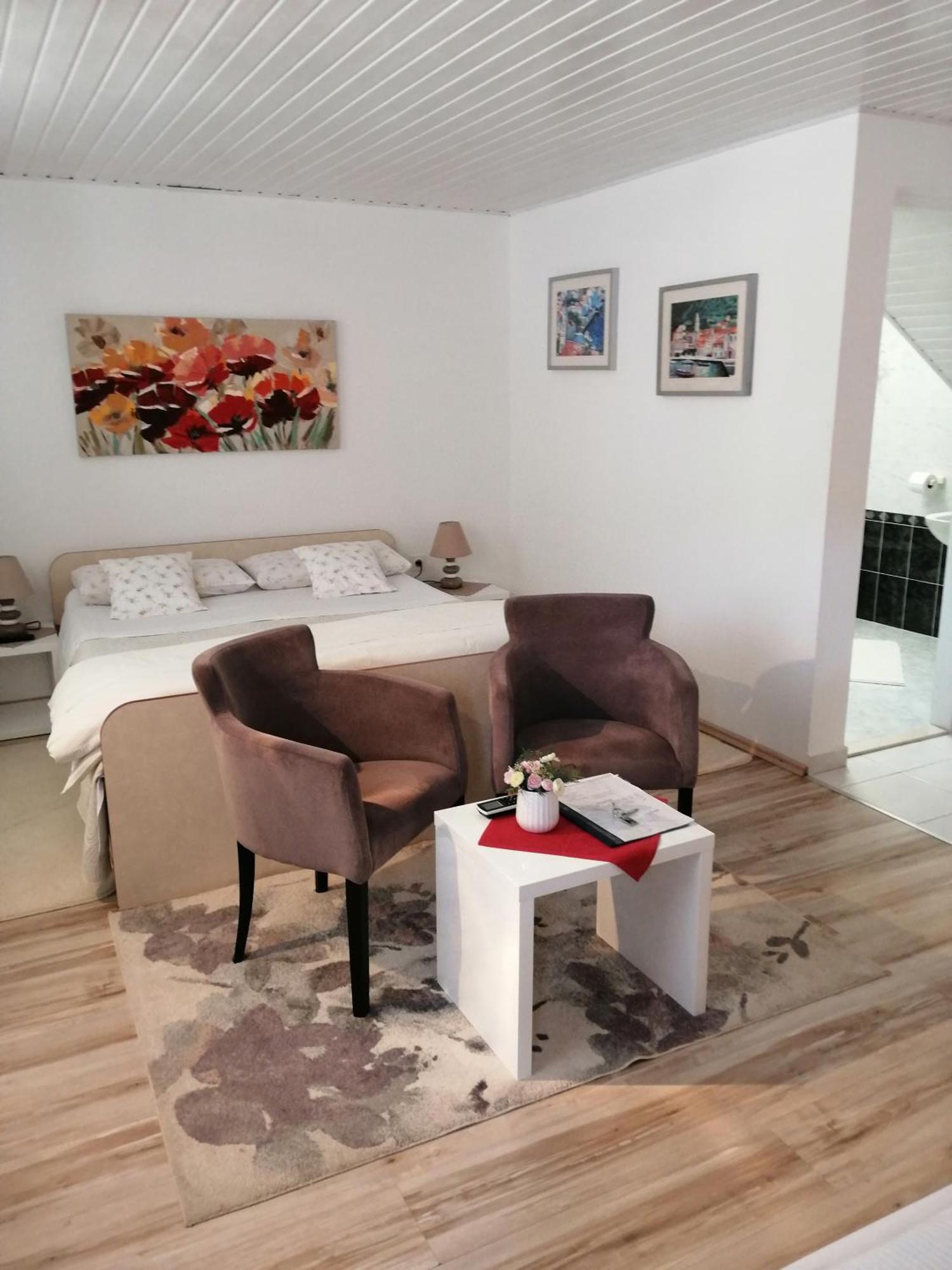 Studio Apartments Kuljis Vis Exteriör bild
