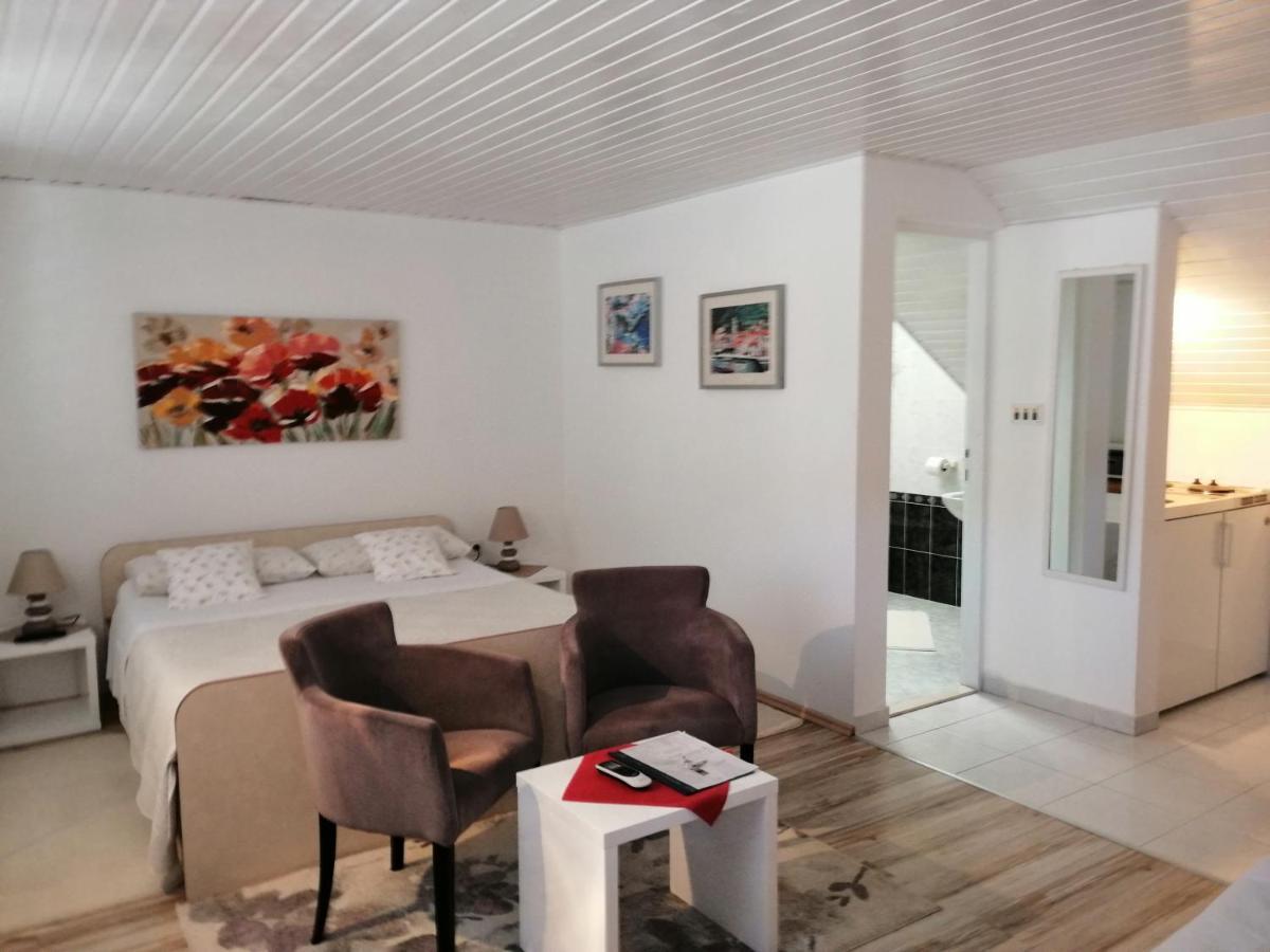 Studio Apartments Kuljis Vis Exteriör bild