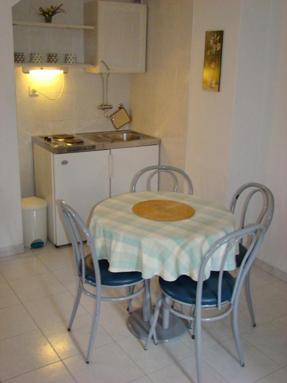 Studio Apartments Kuljis Vis Rum bild