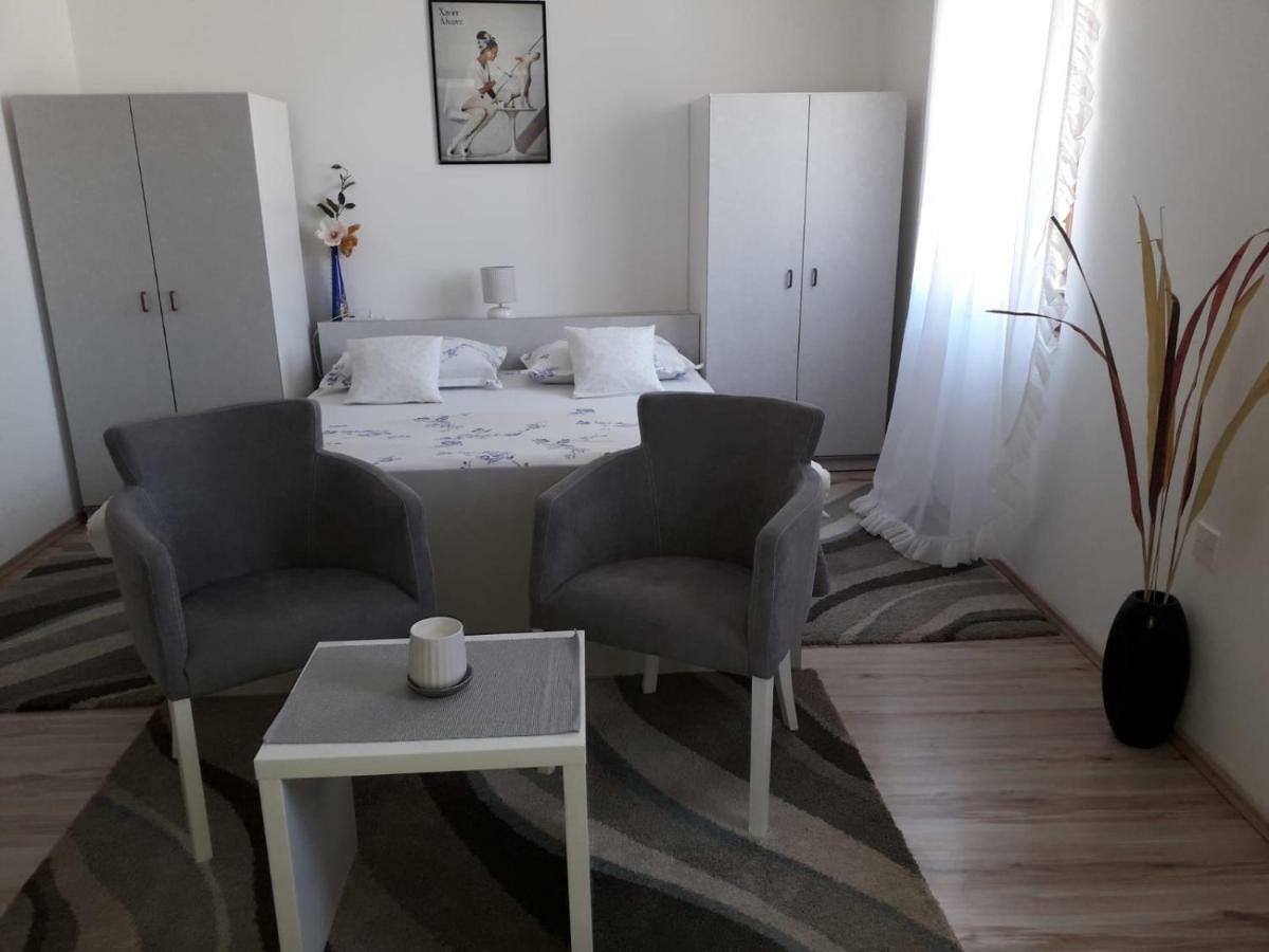 Studio Apartments Kuljis Vis Exteriör bild